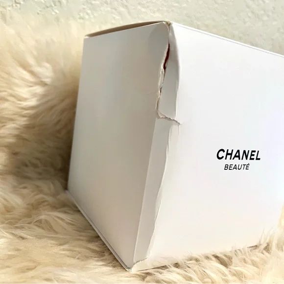 CHANEL Cream and Gold Cosmetic Vanity Bag with Crossbody Chain - Picture 13 of 14